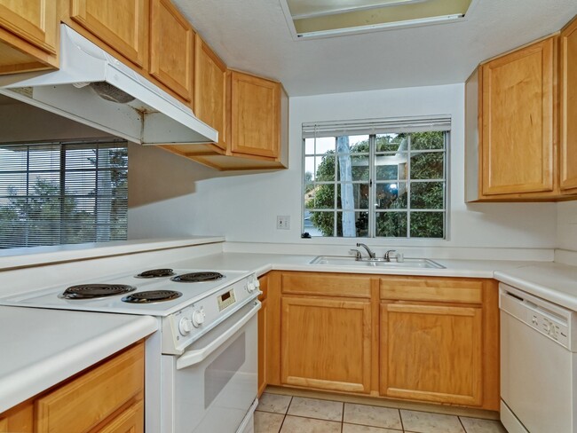 Building Photo - Sunny Top Floor Condo With Private Balcony...