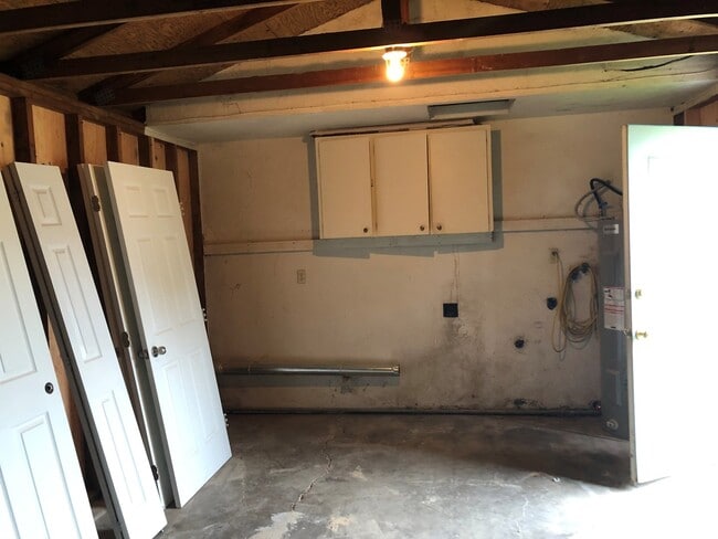 Building Photo - Updated 3 bedroom 1.5 bath duplex!