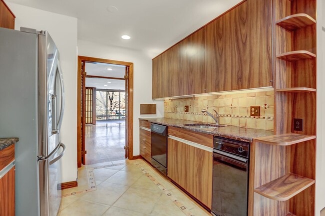 Building Photo - AMAZING SPACIOUS END UNIT TOWNHOUSE IN PRIME LOCATION