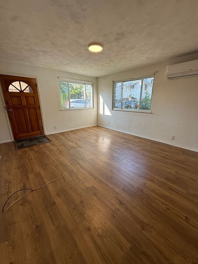 Building Photo - 204 Kismet St