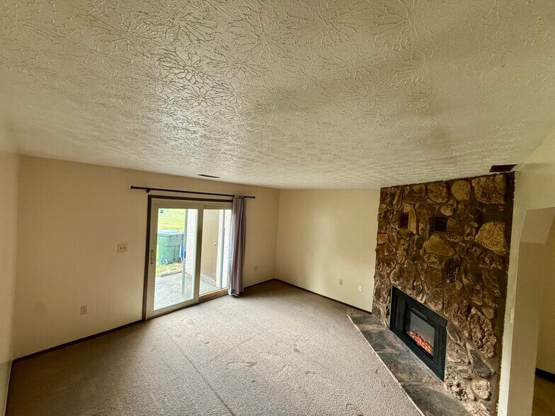 Building Photo - 5795 Pepperwood Ct