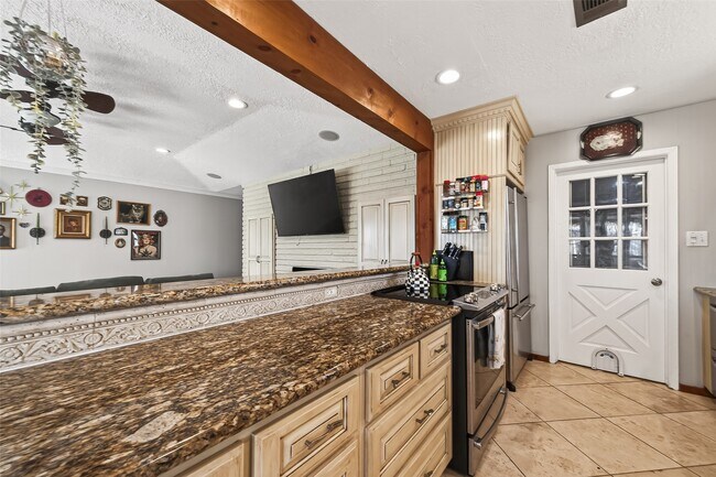 Building Photo - 805 Camelot Ln