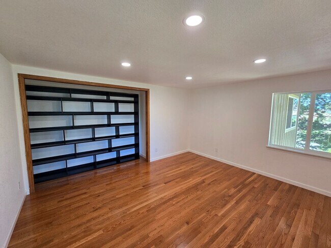 Building Photo - Spacious 5 Bedroom Home With Valley Views In SW Reno!