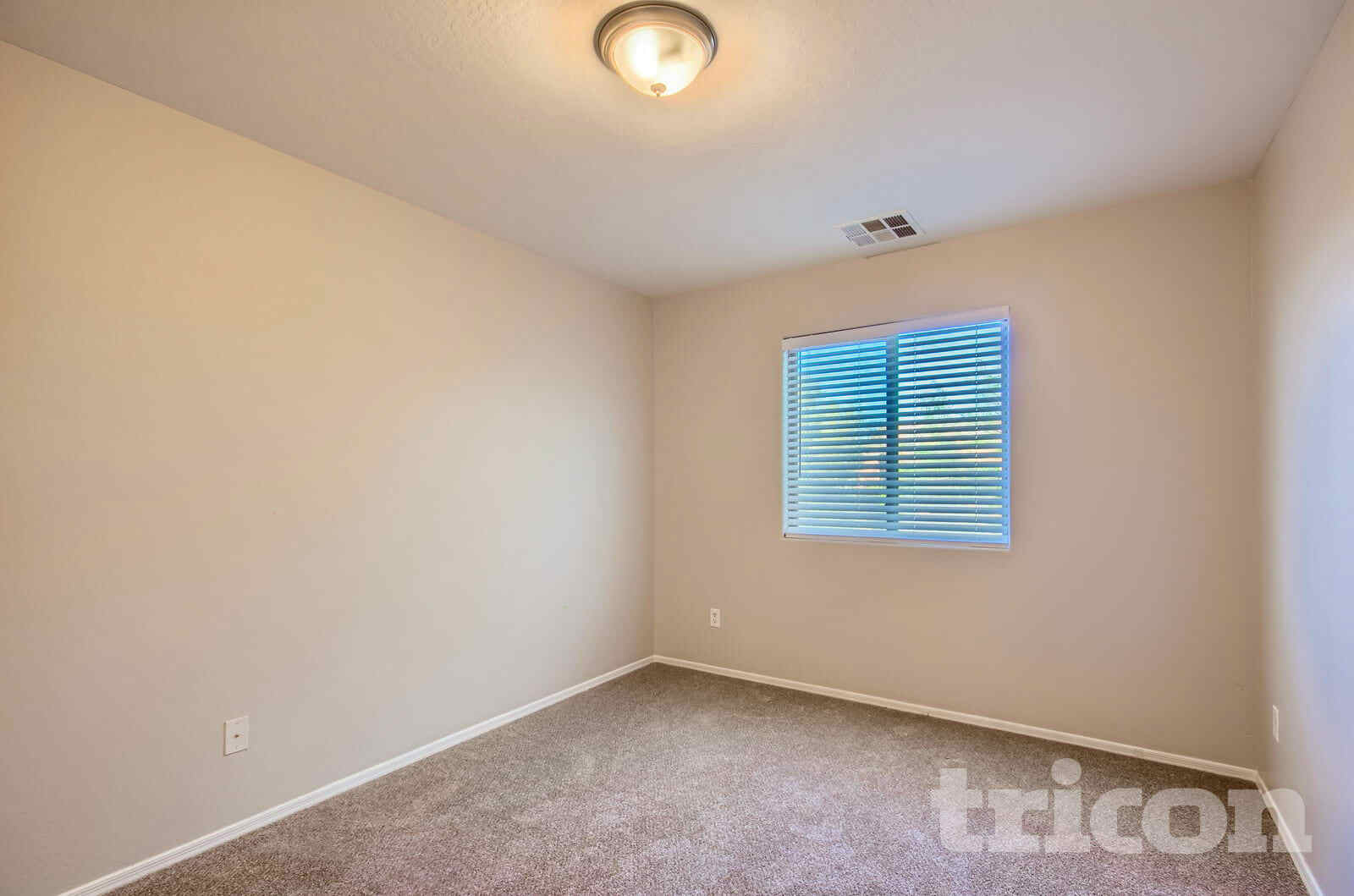 Building Photo - 13301 E Primrose Ln