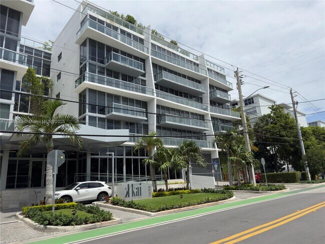 Building Photo - 9940 W Bay Harbor Dr
