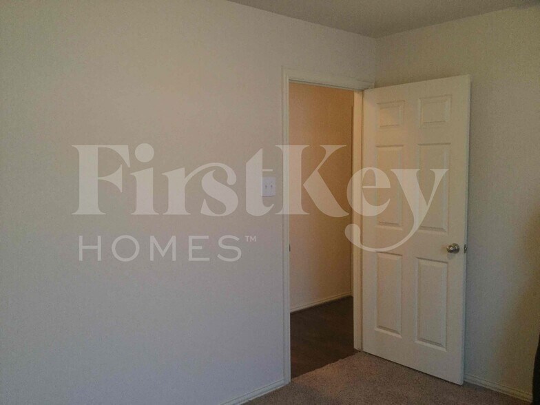 Building Photo - 611 Hilton Dr