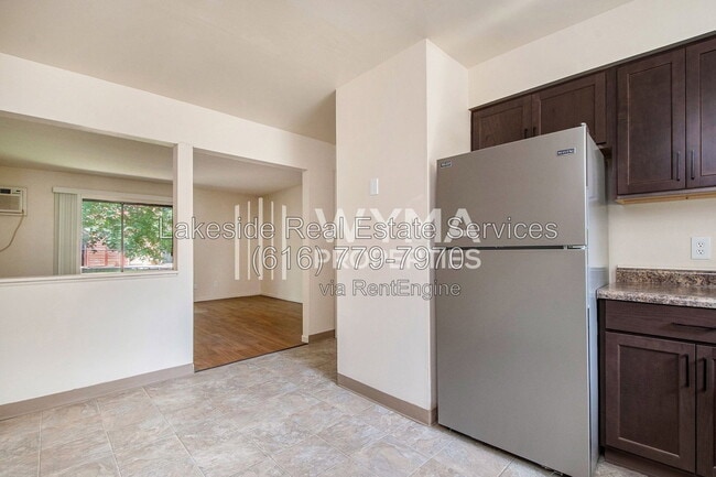 Building Photo - 1015 36th St SW