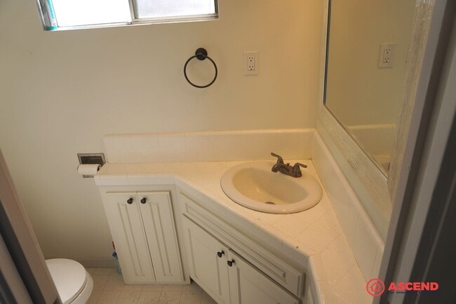 Building Photo - Newly Remodeled in Oildale Area