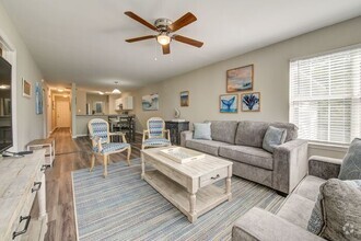 Building Photo - Coastal Comfort Awaits: Spacious 3-Bed, 2-...