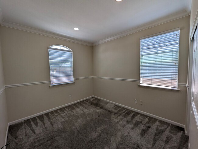 Building Photo - Well-Appointed Fairfield 3/2.5 Home with E...