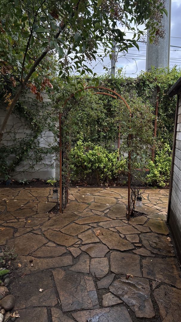 Building Photo - Charming 1 Bedroom 1 Bath Historic Duplex,...