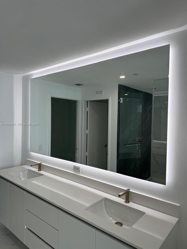 Building Photo - 700 NE 24th St