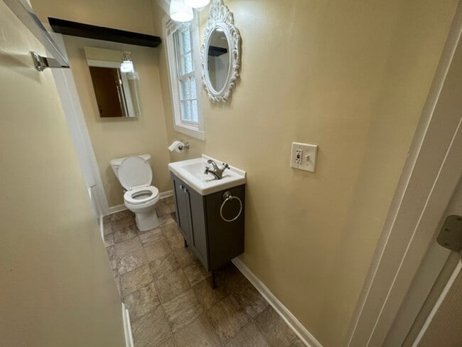 Building Photo - 102 W Meadow Way Dr
