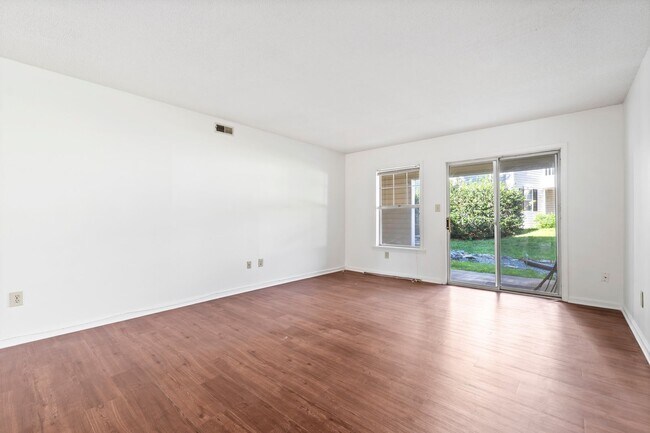 Building Photo - Ground Floor 2bed, 2bath Condo in Kensingt...