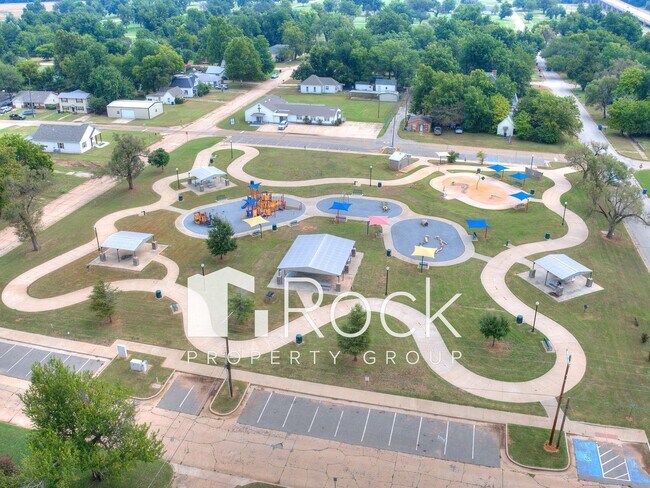 Building Photo - Updated Cozy 2 Bed 1 Bath Home in Guthrie ...