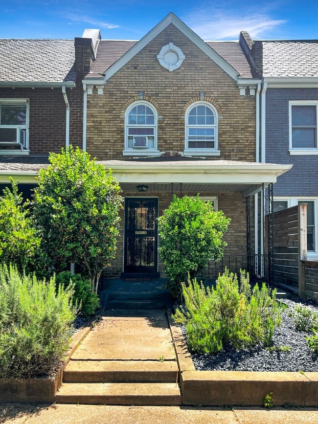 Building Photo - Classic Richmond Row House Steps from Byrd...