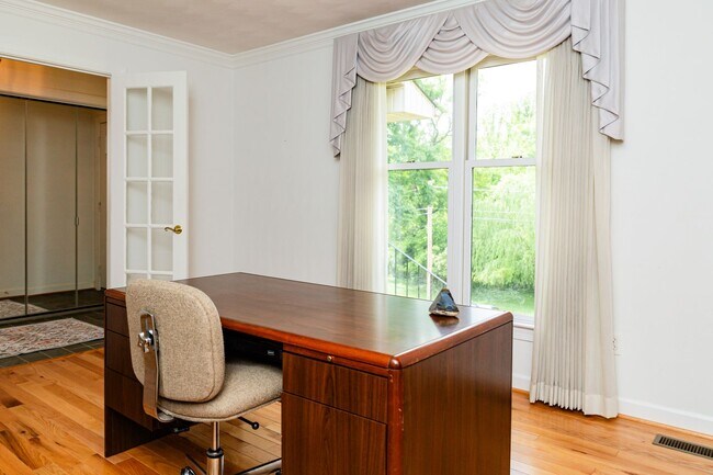 Building Photo - New Listing!