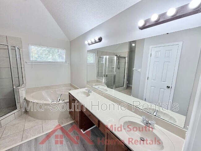 Building Photo - 11236 Wolf Woods Dr