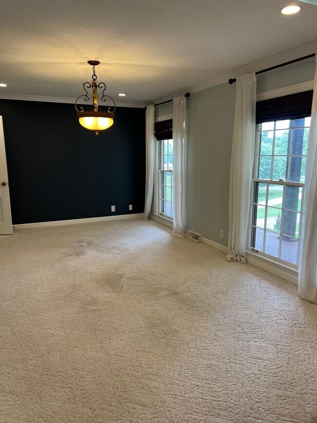 Building Photo - Single Family Home on almost an acre, 4 be...