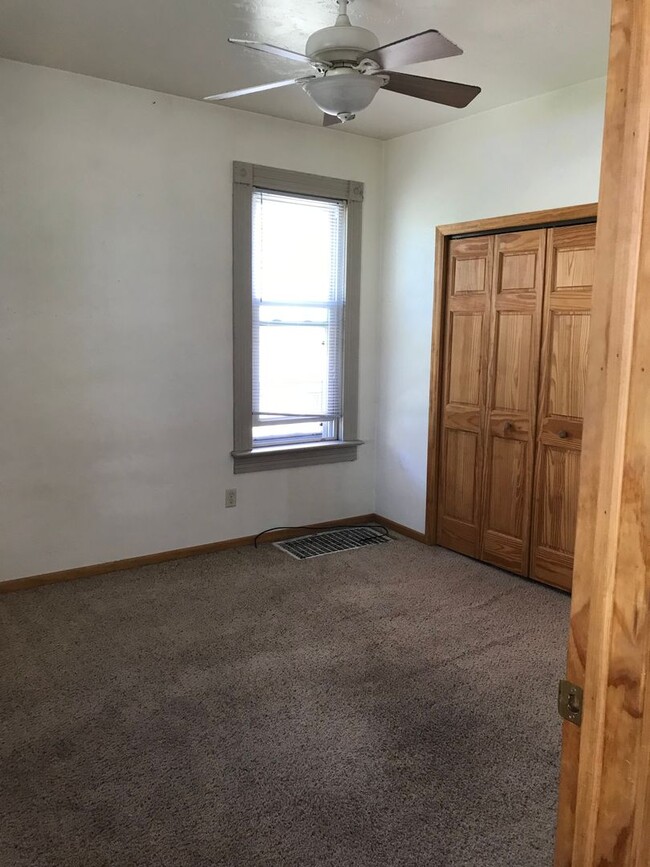 Building Photo - 4 Bedroom Near UWO