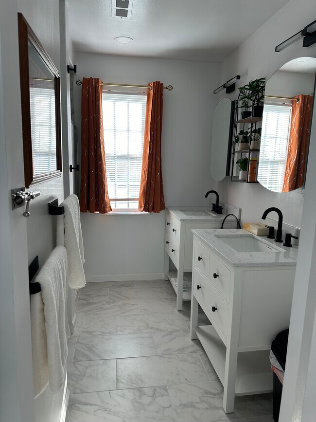 Building Photo - 3826 W 9th St