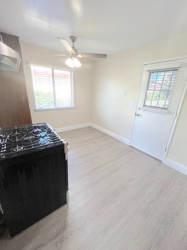 Building Photo - 831 S Oaks Ave