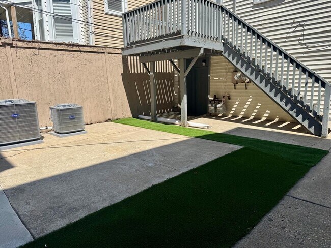 Building Photo - 1709 N Maplewood Ave