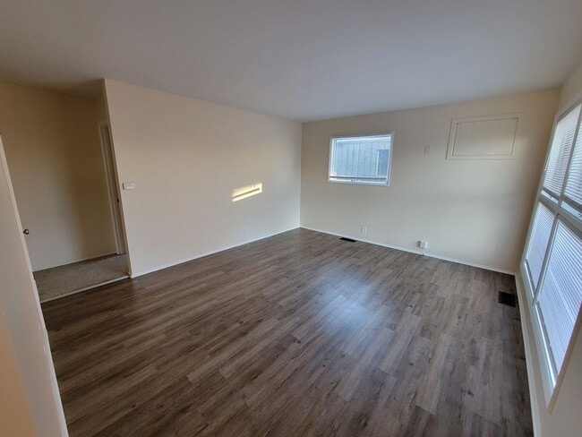 Building Photo - 4 bed, 2 bath, 2 car garage