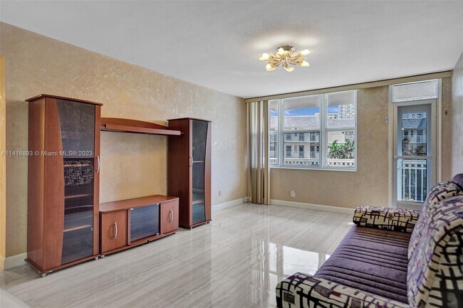 Building Photo - 1913 S Ocean Dr