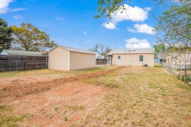 Building Photo - Wonderful 2/1 in Central Lubbock!