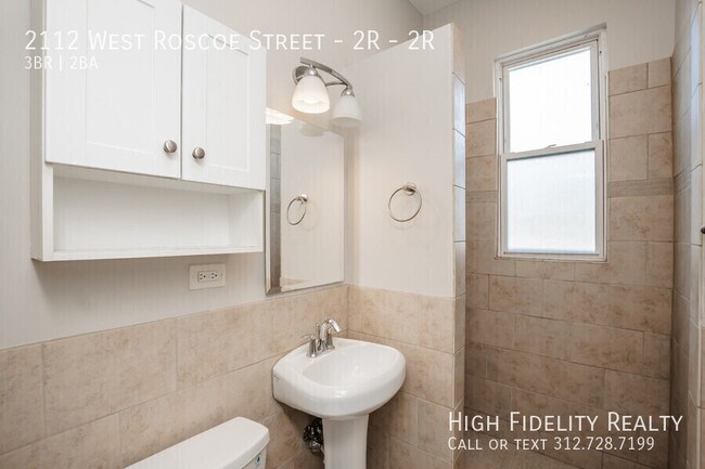 Building Photo - 2112 W Roscoe St