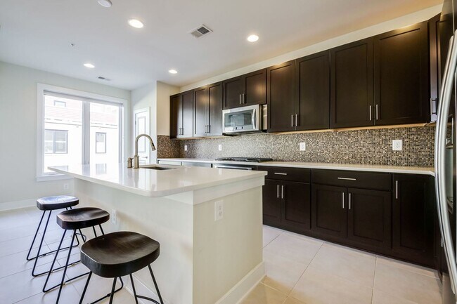 Building Photo - Updated 3br/2.5ba Condo Townhome Alexandria Walk to Metro