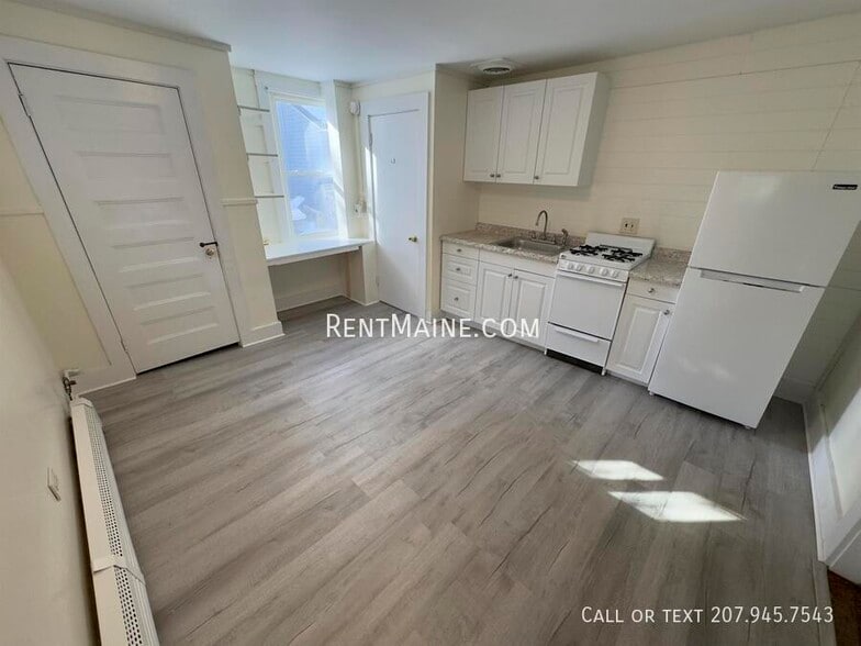 Building Photo - 200 Center St