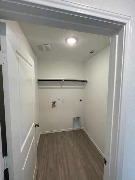 Building Photo - 13727 Barn Door