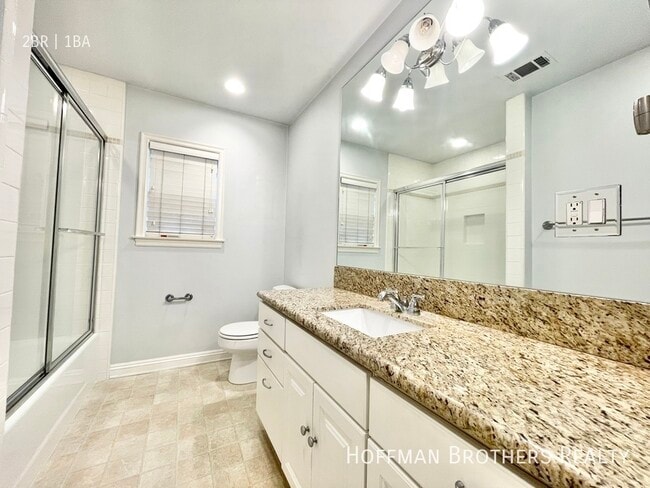 Building Photo - 806 N Las Palmas Ave