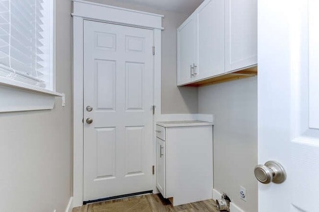 Building Photo - Ensign Ave Duplex