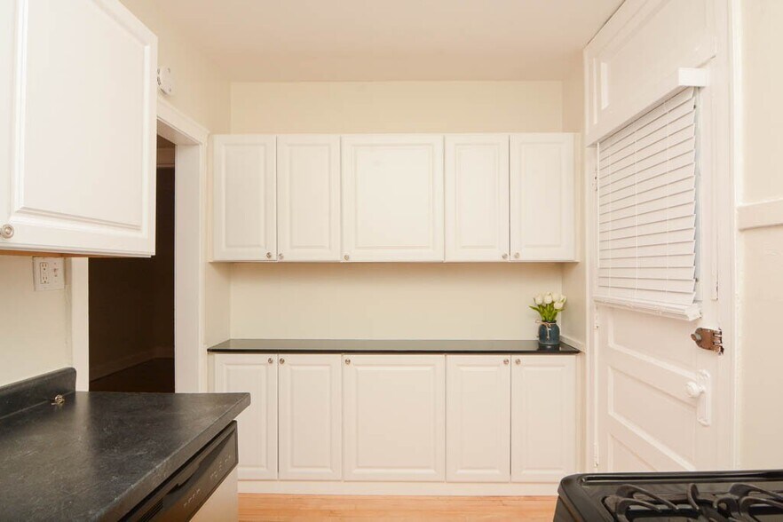 Building Photo - 1425 W Hutchinson St