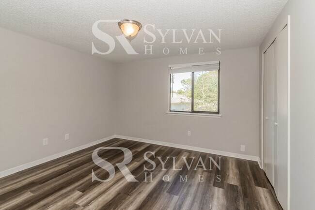 Building Photo - This charming 3BR 2BA home is ready to welcome you home