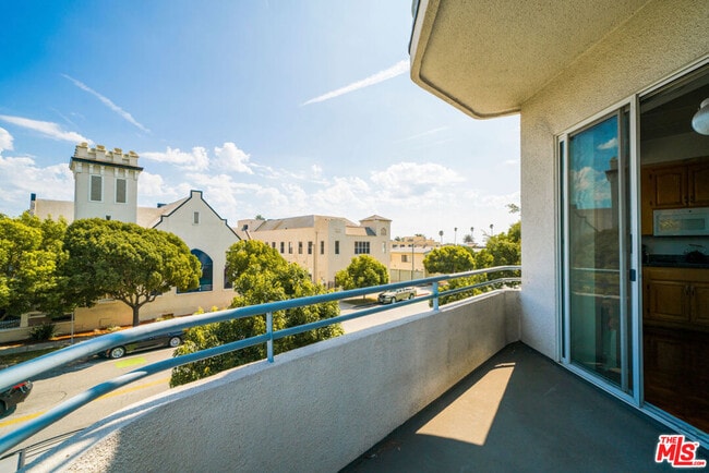 Building Photo - 1325 Arizona Ave