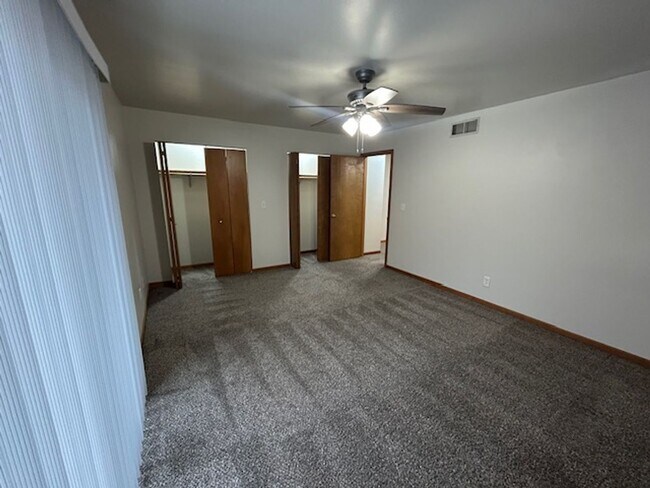 Building Photo - 2 bedroom 1.5 bath TOWNHOUSE with double private balconies and private view of the woods!