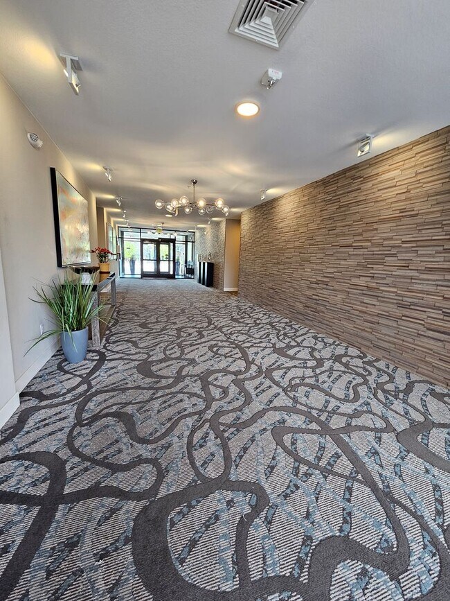 Building Photo - Gorgeous and Bright 2 Bed 2 Bath Large 3rd...