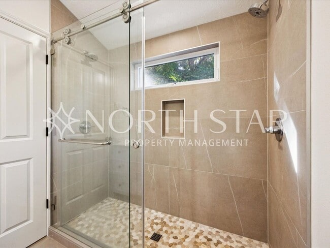Building Photo - Lake Oswego Home for Lease – Fully Remodeled