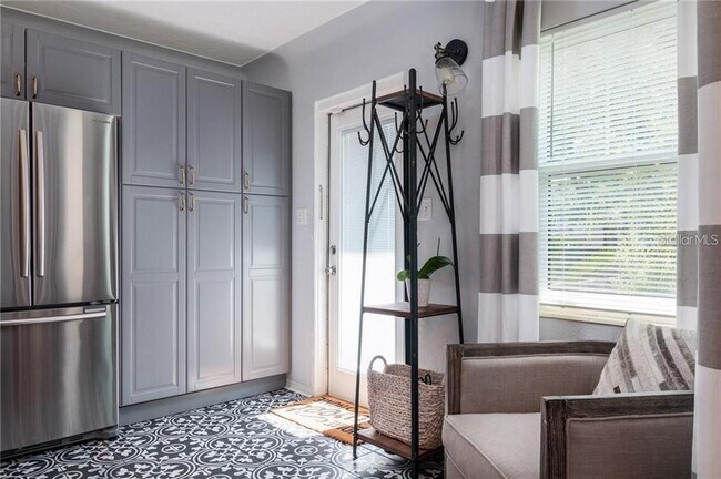 Building Photo - 1400 Locust St NE