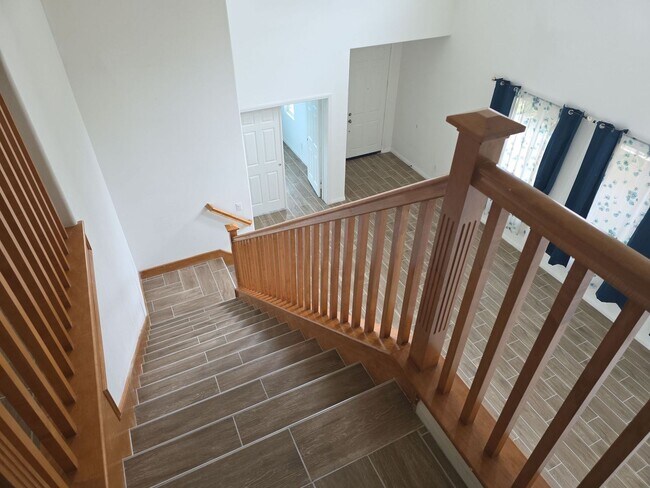 Building Photo - Love living near the Beach into this spacious 5 bedroom home