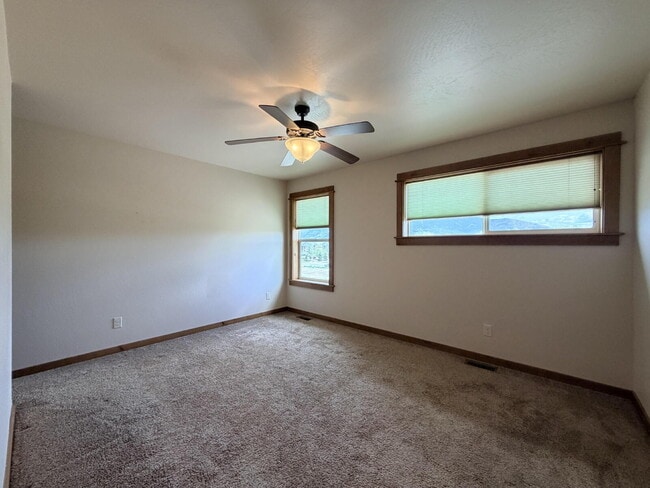 Building Photo - Beautiful 2 Bed, 1.5 Bath Townhouse with Bridger Views, Pets OK!