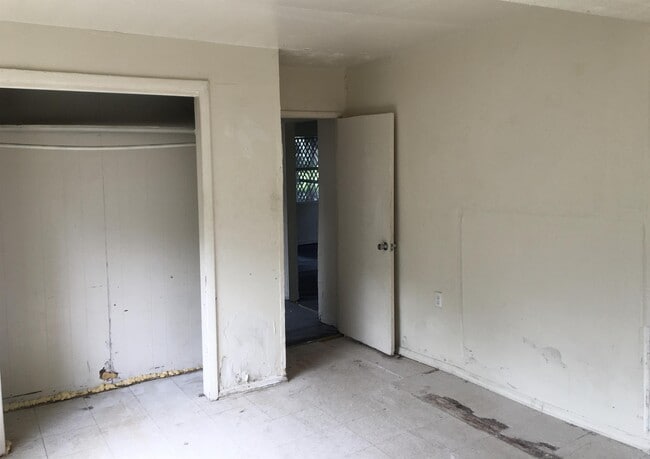 Building Photo - 3320 Lincoln St