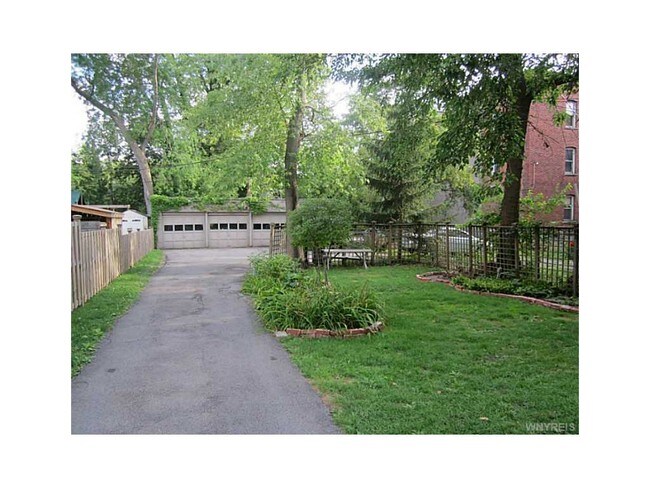 Building Photo - 256 Bryant St