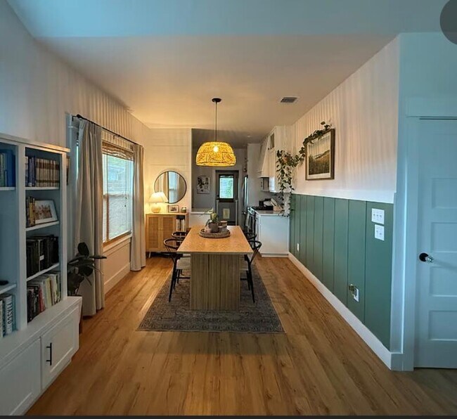 Building Photo - 303 Austin St