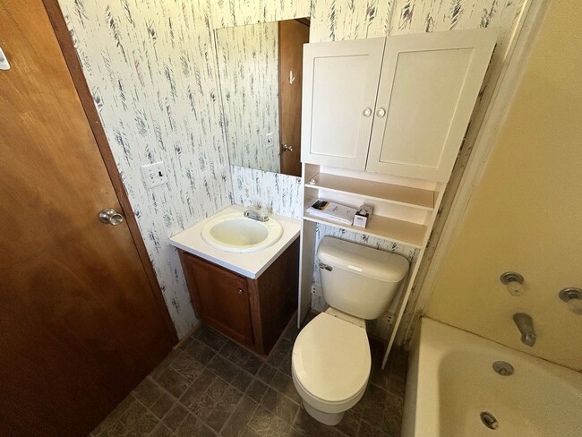 Building Photo - 3 Bed 2 Bath Updated Mobile Home w/ Fenced Yard & Many Amenities