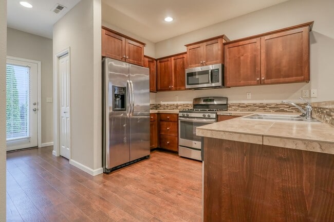 Building Photo - Spacious 4br/2.5ba house with garage in well maintained neighborhood